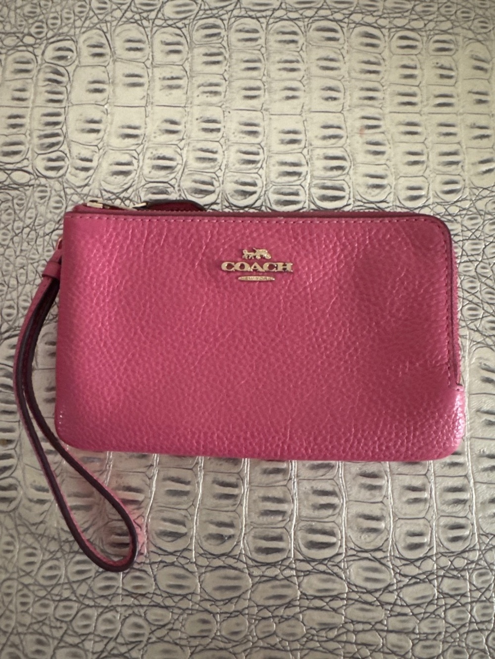 Coach corner zip wristlet pink